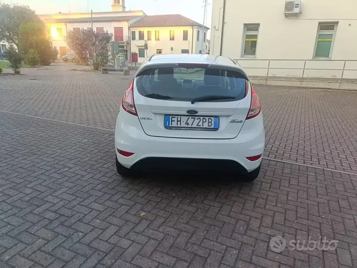 Usata Ford Fiesta Business Edition 75 CV (55 kW) 2016 Bianco Utilitaria