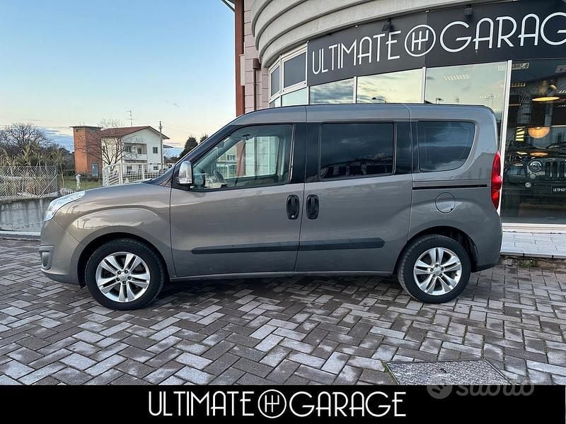 Usata Opel Combo Cosmo 120 CV (88 kW) 2012 Marrone Monovolume