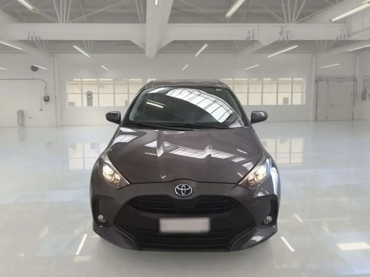 Usata Toyota Yaris Hybrid Business Edition 92 CV (67 kW) 2021 Grigio Berlina
