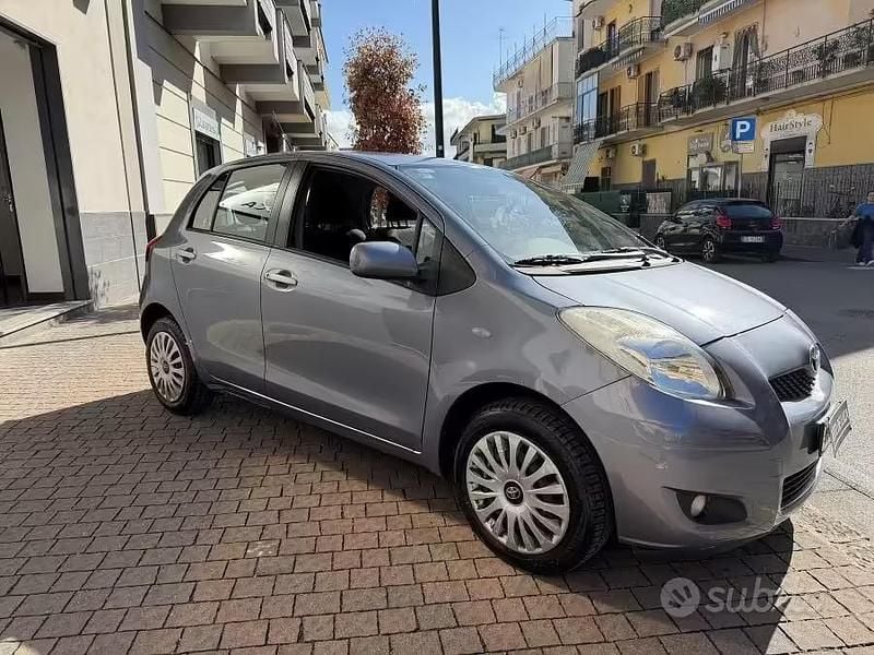 Usata Toyota Yaris Lounge 99 CV (72 kW) 2011 Blu Utilitaria