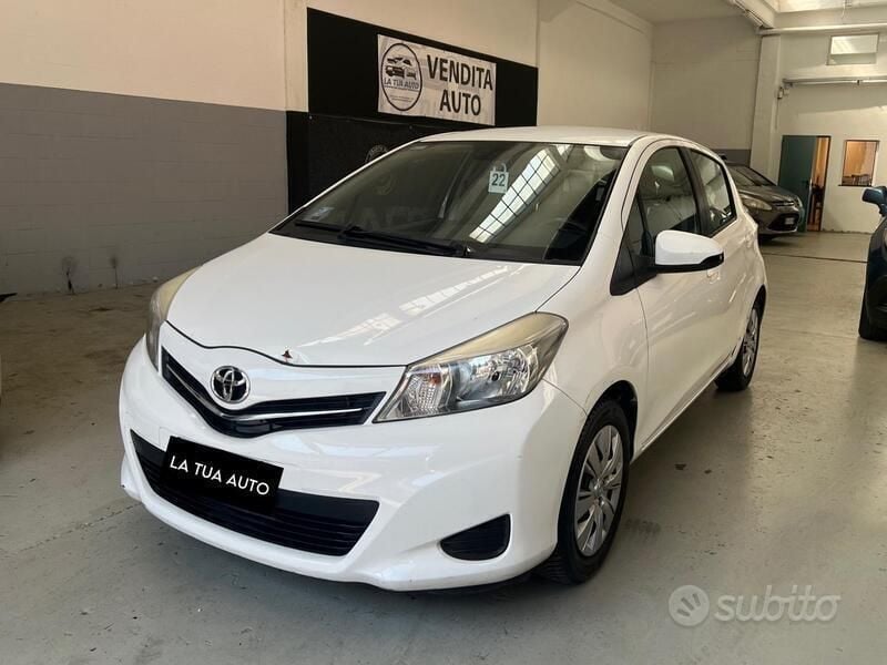 Usata Toyota Yaris Sol 99 CV (72 kW) 2013 Bianco Berlina
