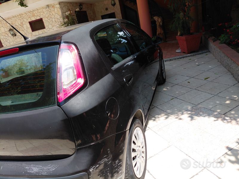 Nero Usata 2011 Fiat Grande Punto Due volumi | 3000 € (Super prezzo) - Immagine 1/4