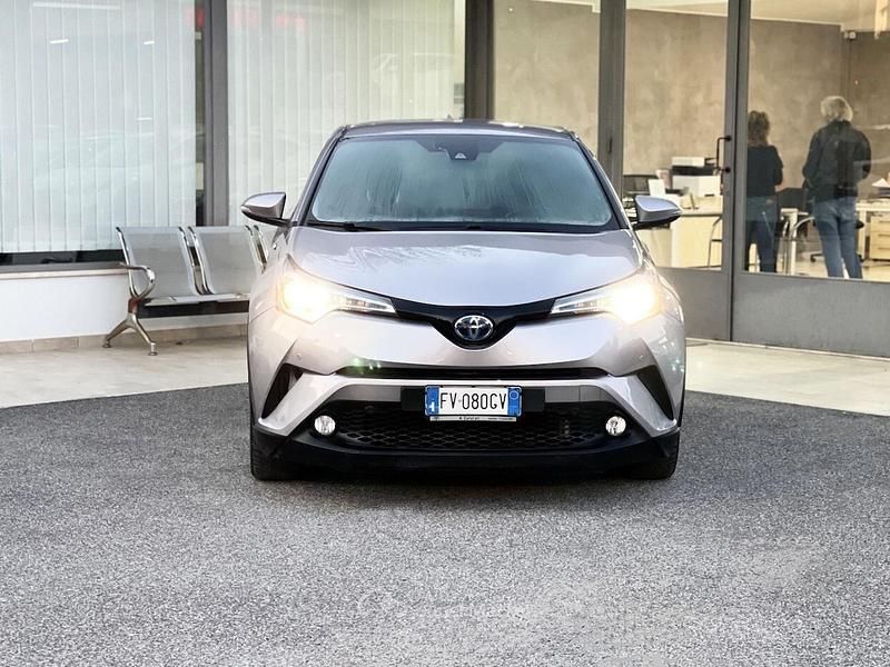 Usata Toyota C-HR 98 CV (72 kW) 2019 Argento SUV