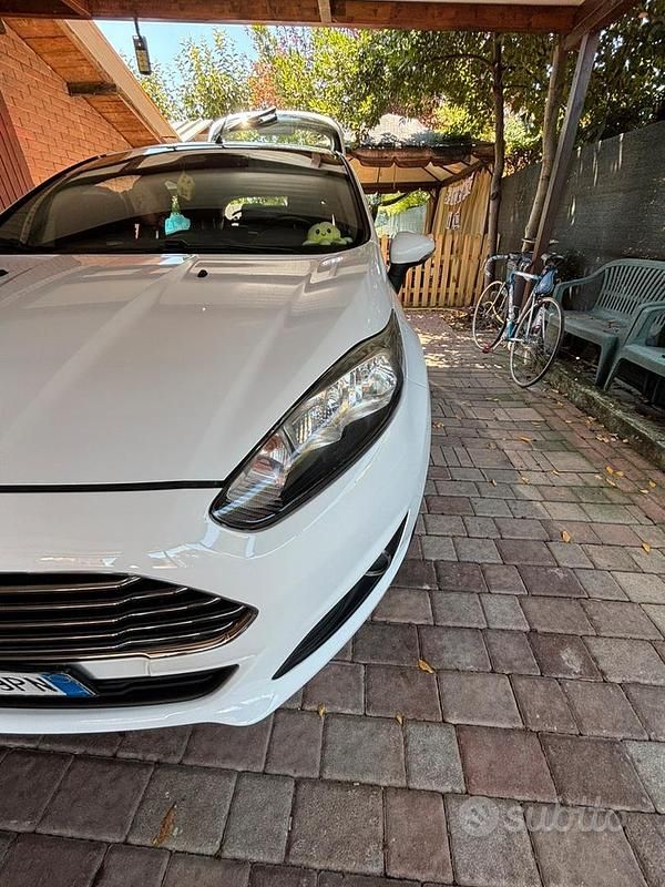 Usata Ford Fiesta 80 CV (58 kW) 2014 Bianco Utilitaria