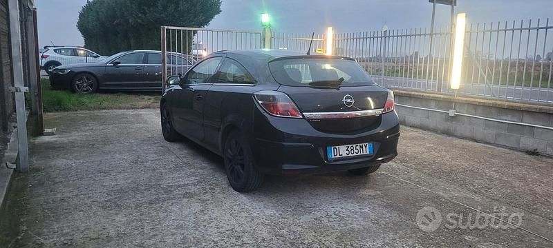 Usata Opel Astra GTC Cosmo 101 CV (74 kW) 2007 Nero Coupé