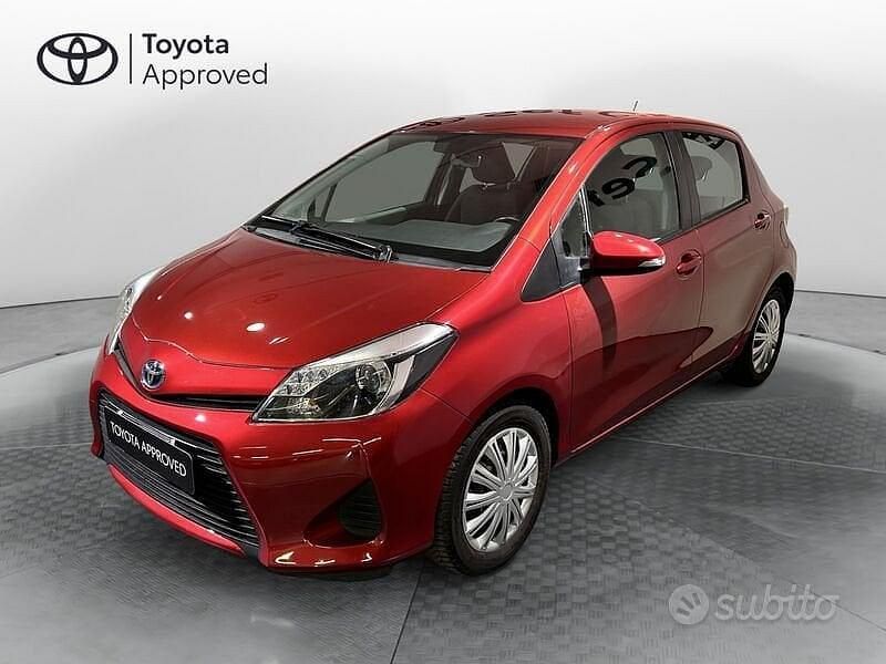 Usata Toyota Yaris Hybrid Lounge 101 CV (74 kW) 2013 Rosso Berlina