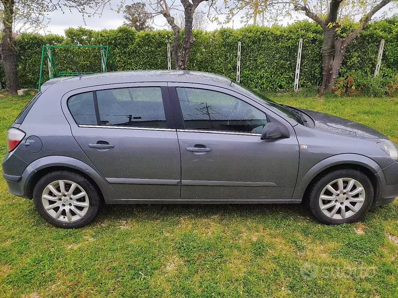 Usata Opel Astra 101 CV (74 kW) 2005 Grigio Berlina