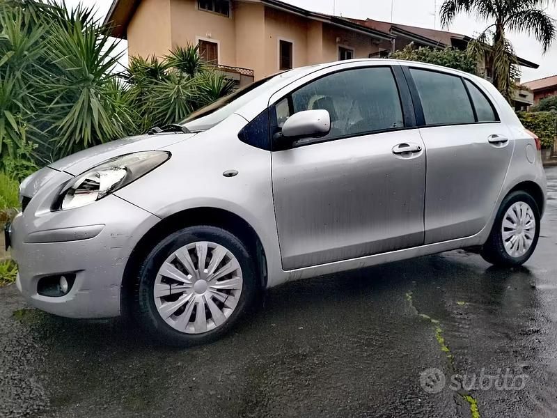 Usata Toyota Yaris Sol 101 CV (74 kW) 2010 Grigio Utilitaria