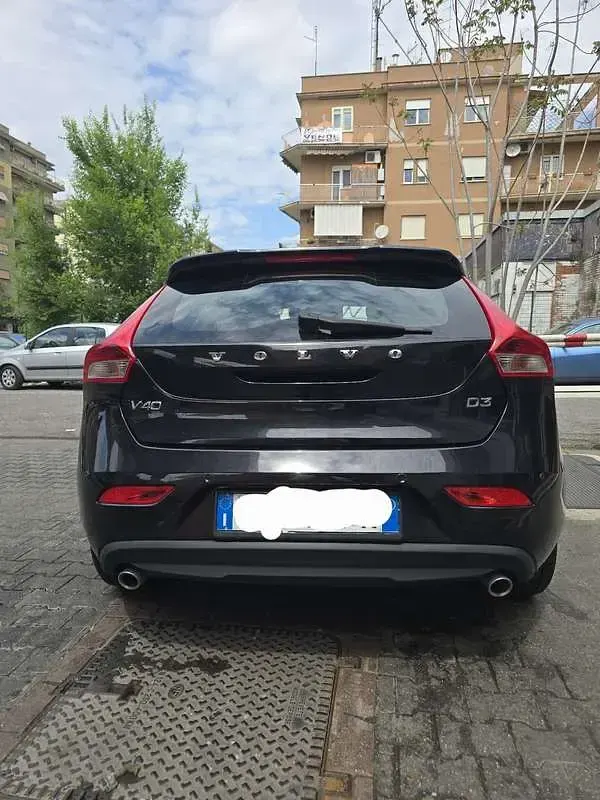 Usata Volvo V40 Momentum 150 CV (110 kW) 2015 Nero Berlina