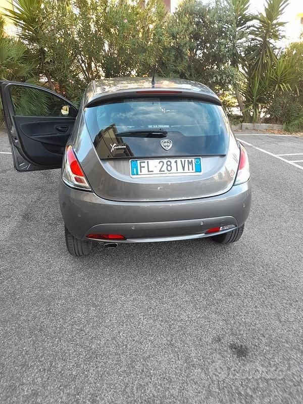 Usata Lancia Ypsilon Gold 80 CV (58 kW) 2018 Grigio Utilitaria