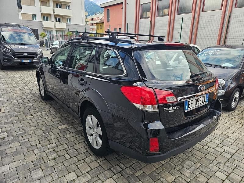 Usado Subaru Outback 150 CV (110 kW) 2011 Negro Familiar