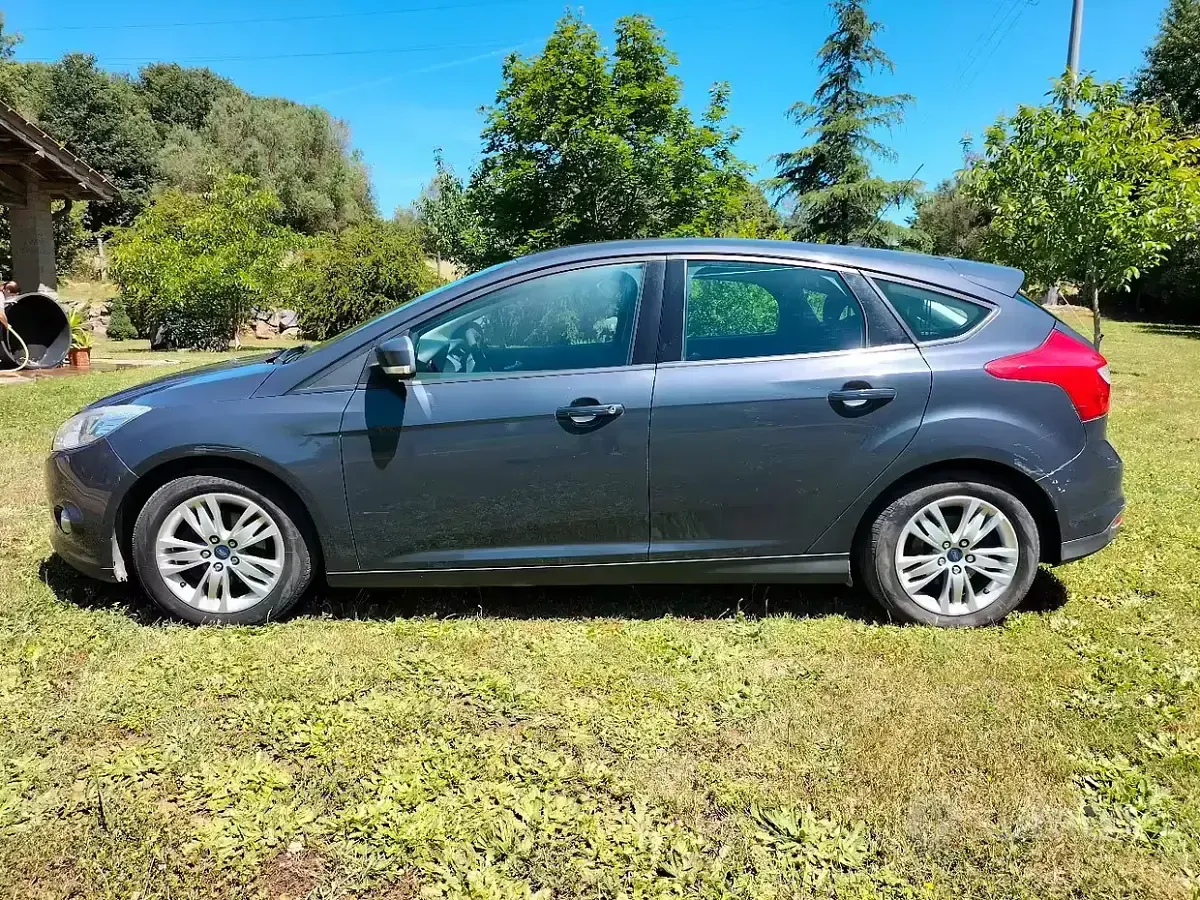 Usata Ford Focus Individual 116 CV (85 kW) 2014 Blu Berlina