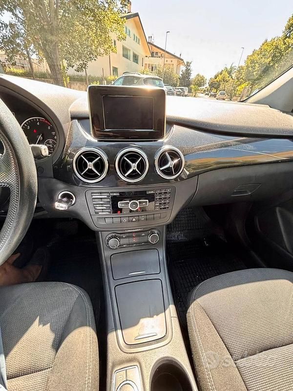 Usata Mercedes B180 122 CV (89 kW) 2012 Grigio Utilitaria