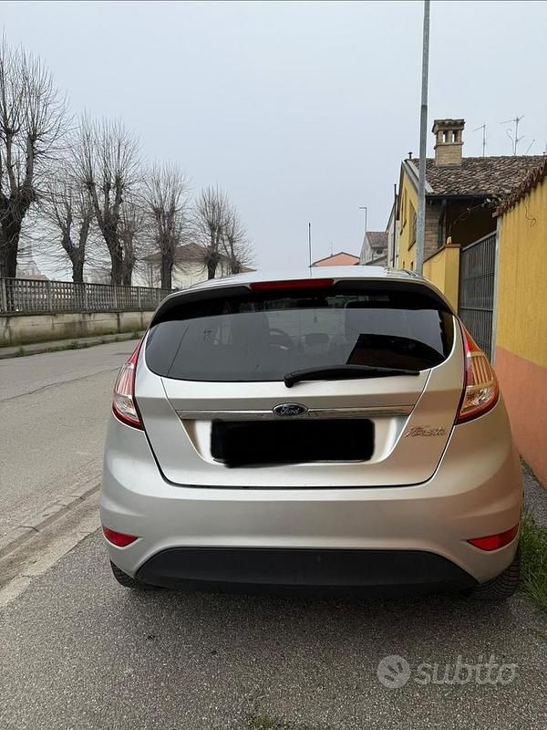 Usata Ford Fiesta 75 CV (55 kW) 2017 Grigio Berlina