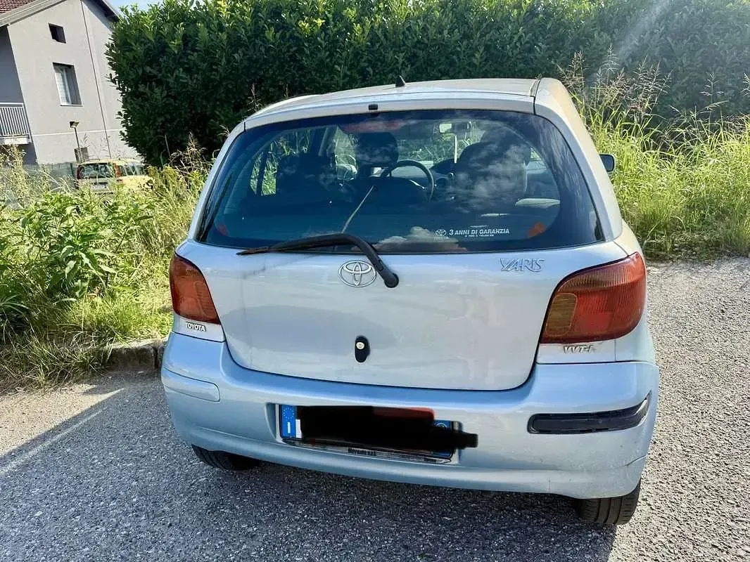 Usata Toyota Yaris Sol 68 CV (50 kW) 2004 Bluazzurro Berlina