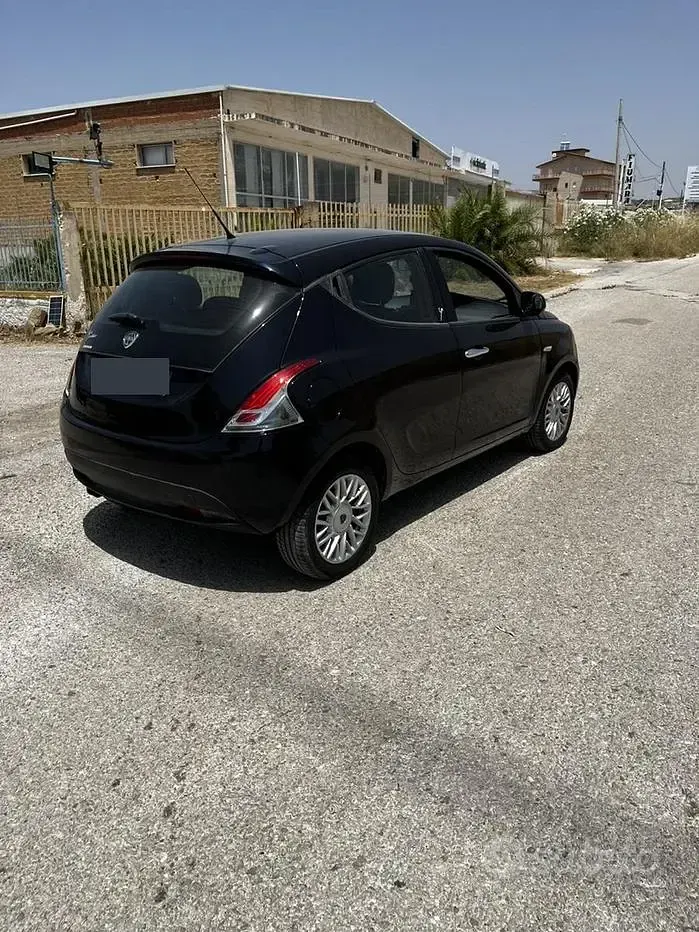 Usata Lancia Ypsilon 95 CV (69 kW) 2012 Bluazzurro Utilitaria
