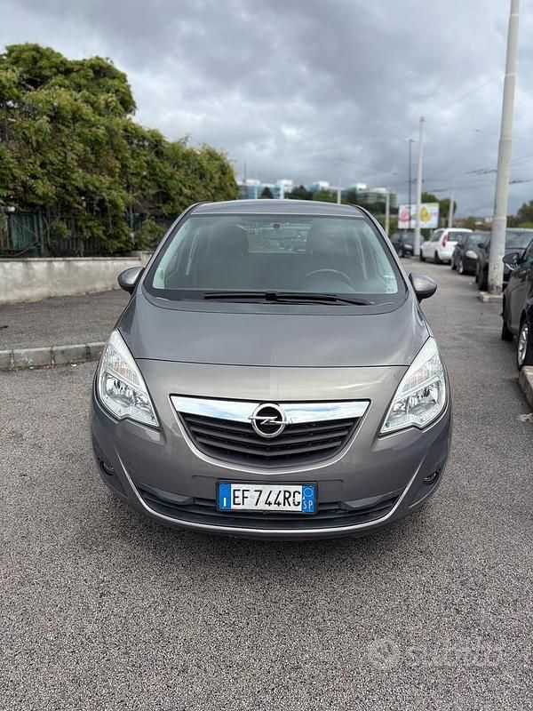 Usata Opel Meriva 100 CV (73 kW) 2011 Grigio Monovolume