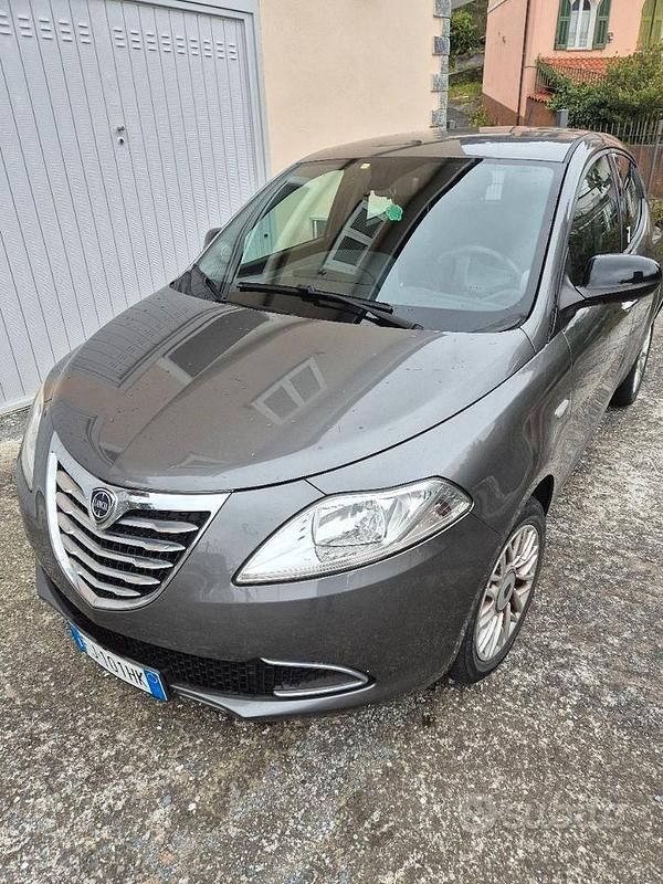 Usata Lancia Ypsilon Silver 69 CV (50 kW) 2015 Grigio Utilitaria