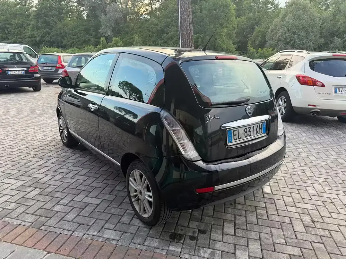 Usata Lancia Ypsilon 69 CV (50 kW) 2012 Nero Utilitaria