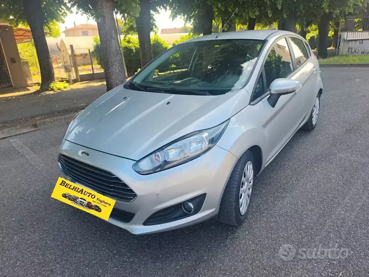 Usata Ford Fiesta 75 CV (55 kW) 2015 Grigio Utilitaria