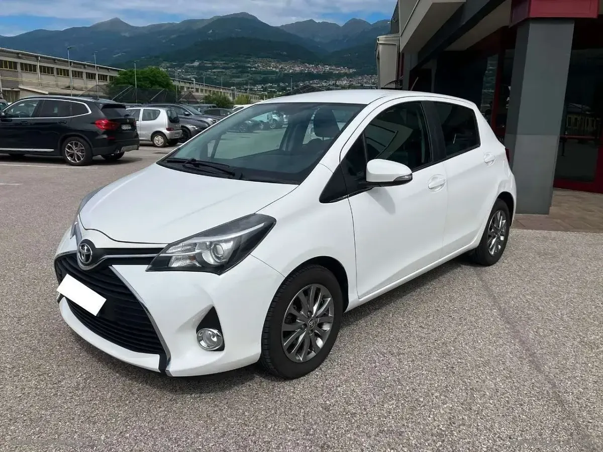 Usata Toyota Yaris Active 69 CV (50 kW) 2016 Bianco Berlina