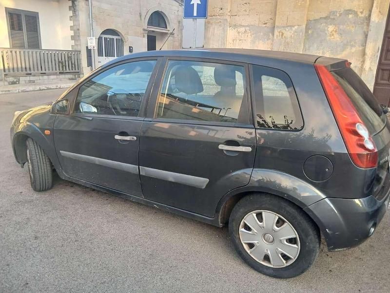 Usata Ford Fiesta Titanium 68 CV (50 kW) 2006 Grigio Utilitaria