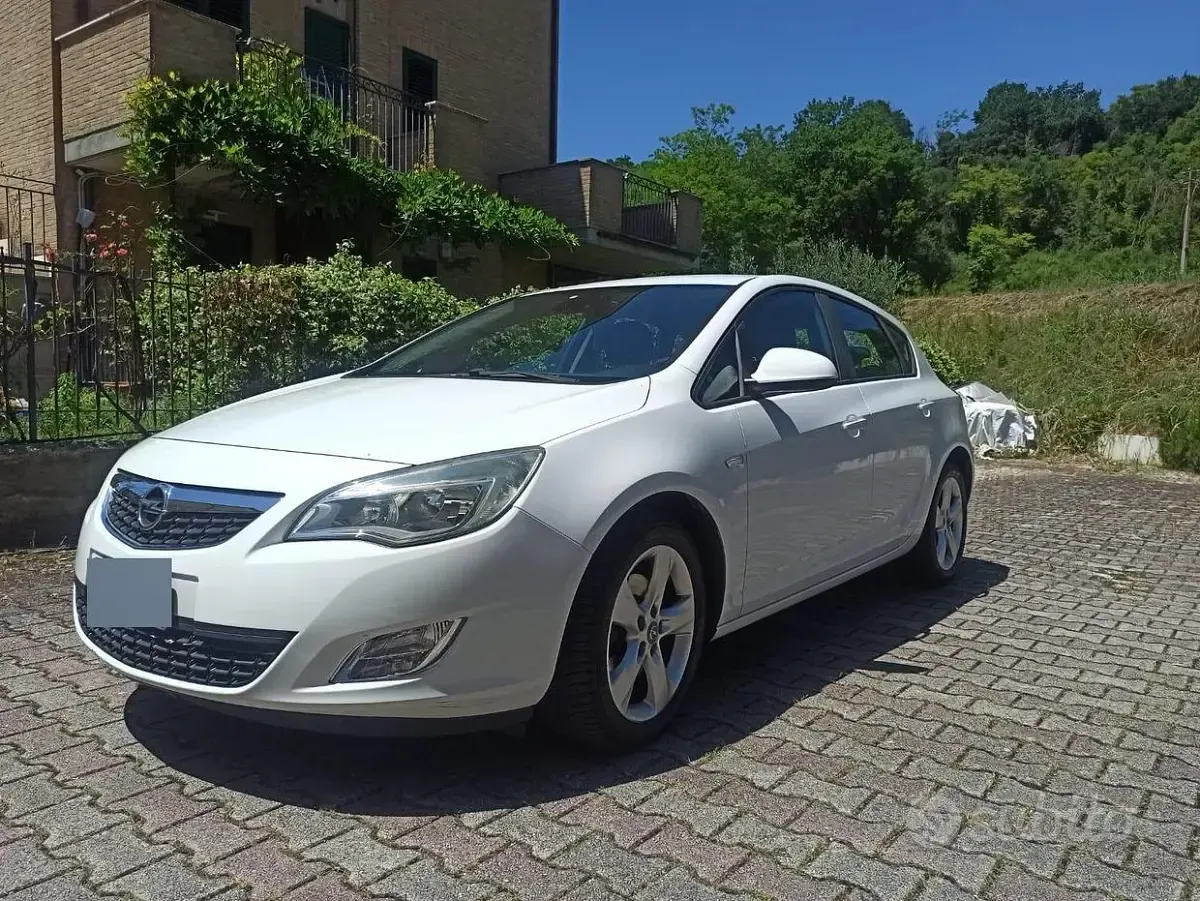 Usata Opel Astra 110 CV (80 kW) 2010 Bianco Berlina