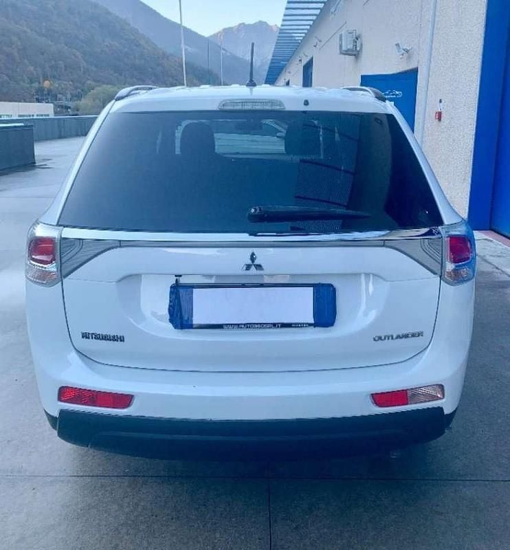 Usata Mitsubishi Outlander Instyle 150 CV (110 kW) 2013 Bianco perlato SUV