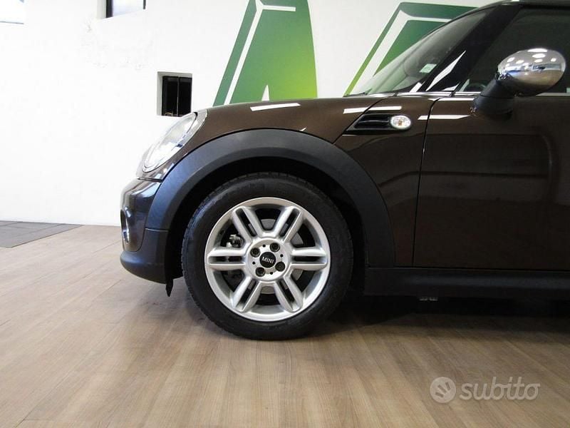 Usata Mini Cooper 122 CV (89 kW) 2012 Marrone Utilitaria