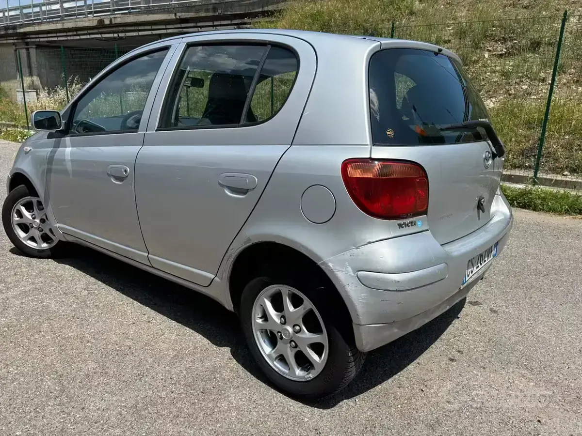 Usata Toyota Yaris 65 CV (47 kW) 2005 Grigio Berlina
