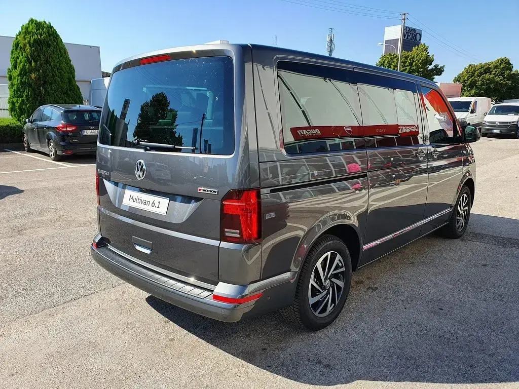 Usata VW Multivan 204 CV (150 kW) 2022 Grigio pastello Monovolume