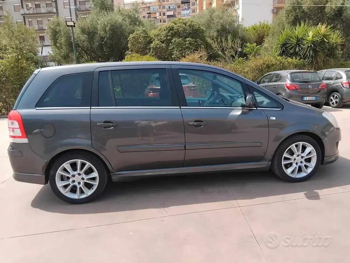Usata Opel Zafira 125 CV (91 kW) 2012 Nero Monovolume