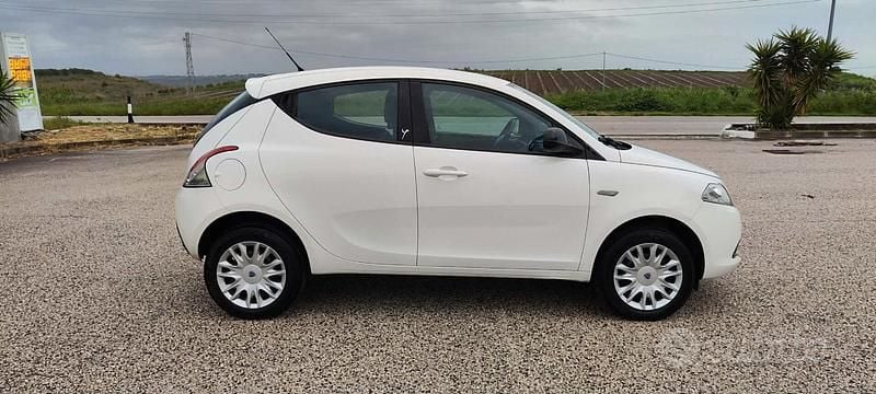 Usata Lancia Ypsilon Gold 85 CV (62 kW) 2014 Bianco Utilitaria