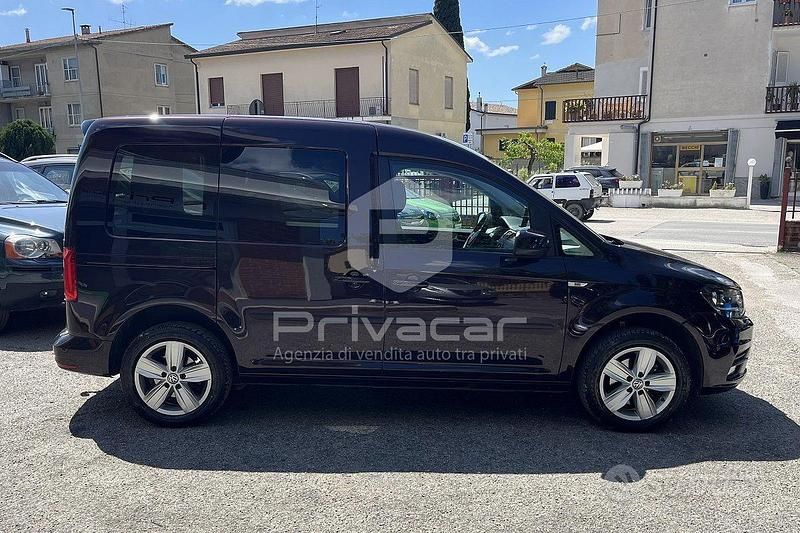 Usata VW Caddy 110 CV (80 kW) 2016 Viola/lilla Monovolume