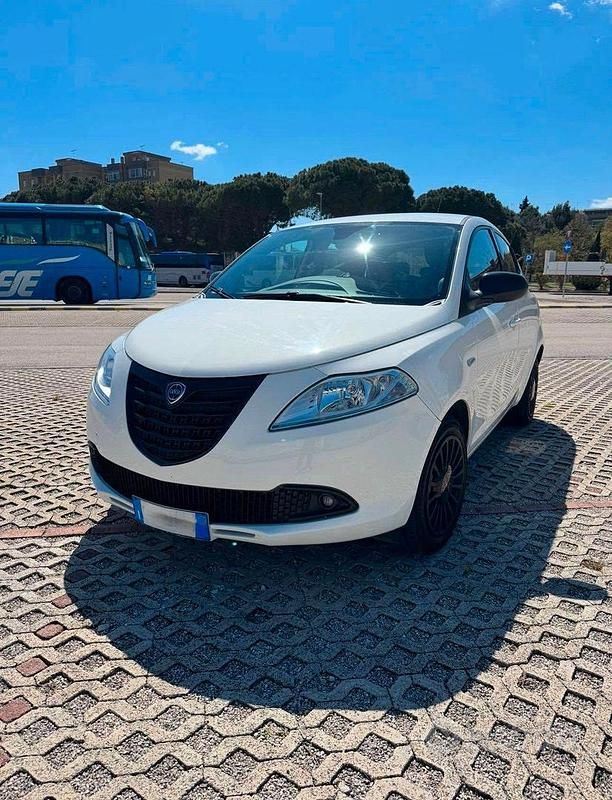 Usata Lancia Ypsilon 69 CV (50 kW) 2014 Bianco Utilitaria