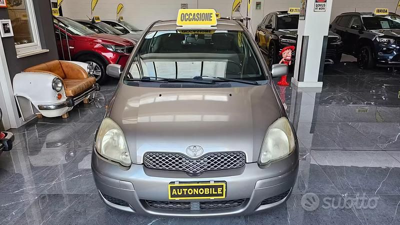 Usata Toyota Yaris 65 CV (47 kW) 2004 Grigio Berlina