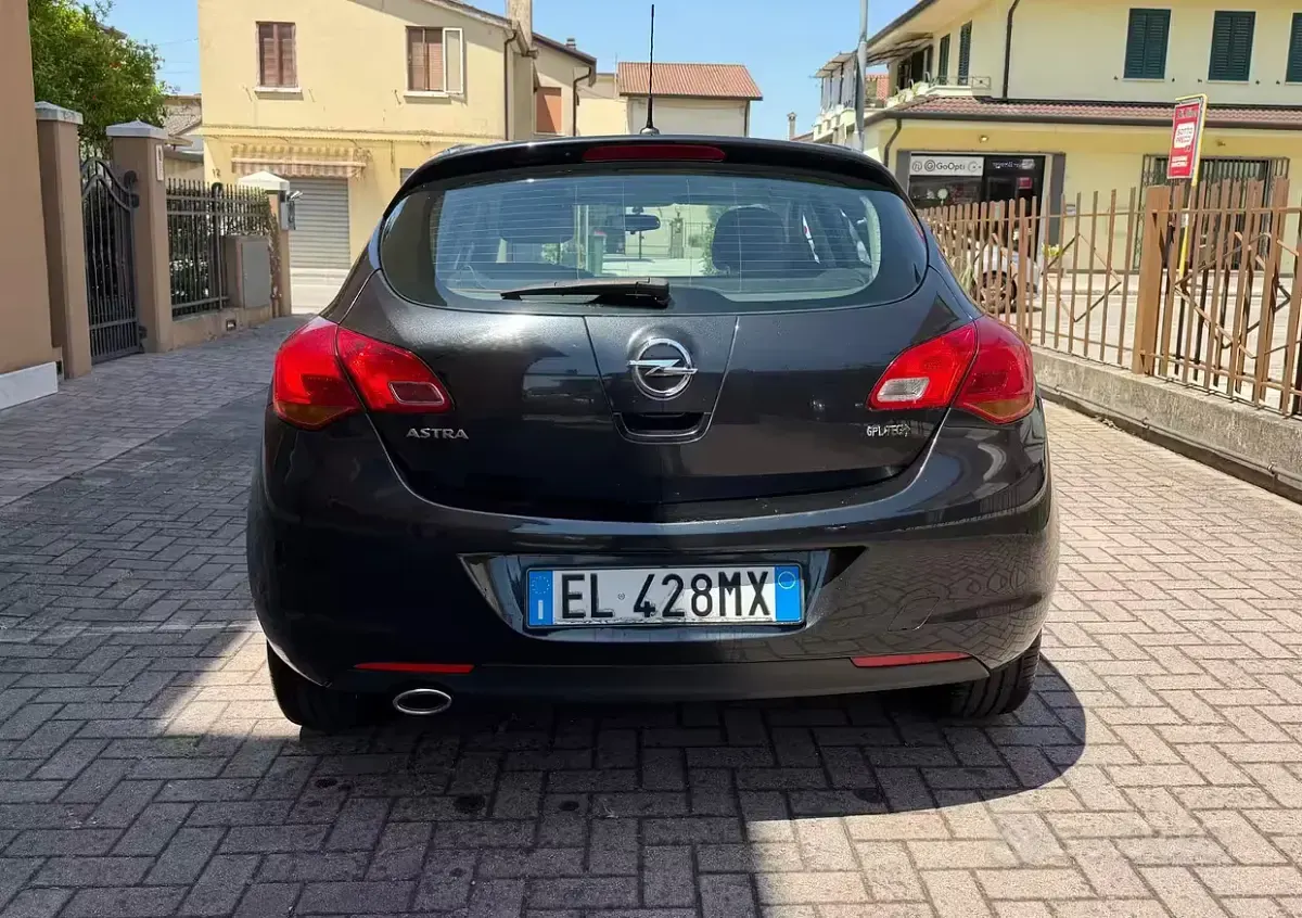 Usata Opel Astra 140 CV (102 kW) 2012 Nero Berlina