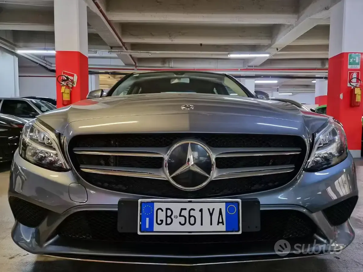 Usata Mercedes C180 122 CV (89 kW) 2020 Grigio scuro Berlina