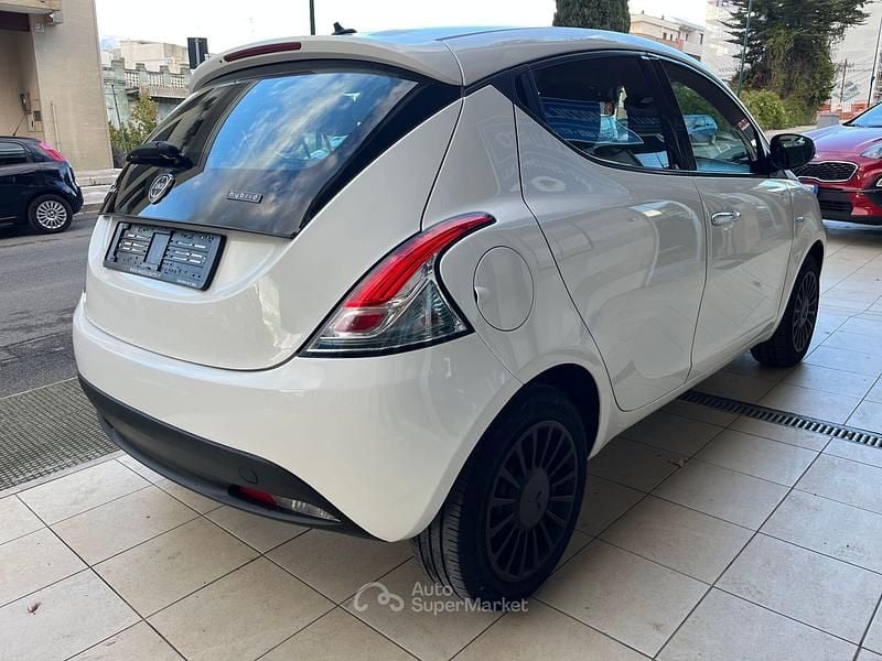 Usata Lancia Ypsilon 69 CV (50 kW) 2022 Bianco Utilitaria