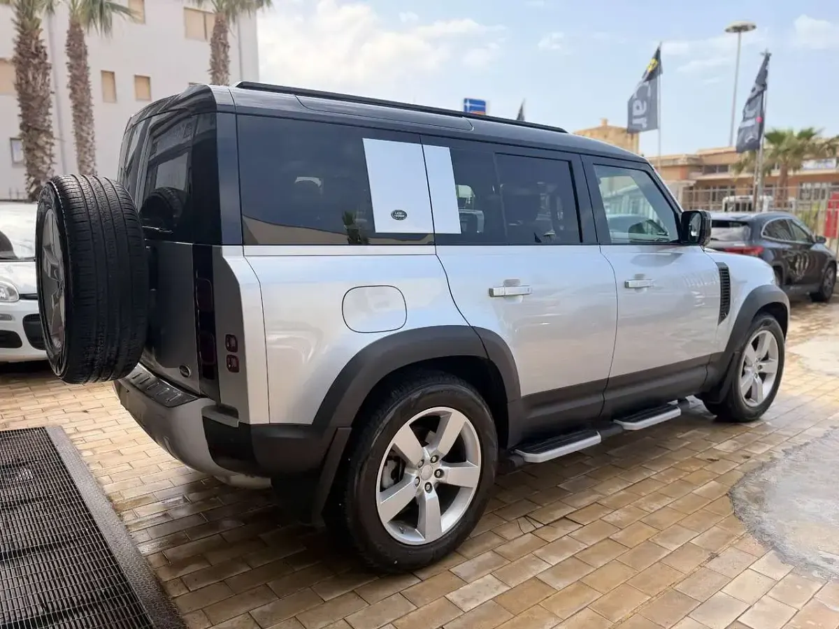 Usata Land Rover Defender First Edition 241 CV (177 kW) 2021 Argento SUV