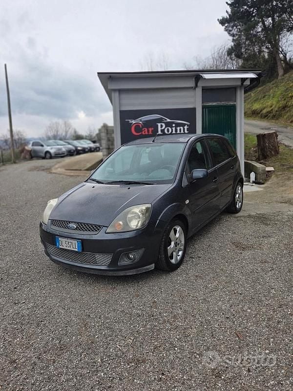 Usata Ford Fiesta Ghia 75 CV (55 kW) 2007 Grigio Utilitaria