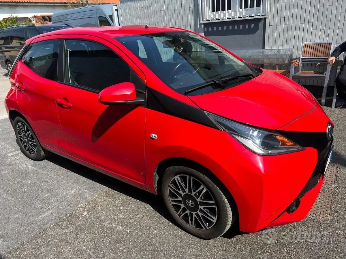 Usata Toyota Aygo 69 CV (50 kW) 2016 Rosso Utilitaria