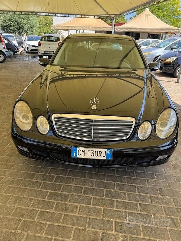Usata Mercedes E220 Classic 150 CV (110 kW) 2004 Nero Berlina