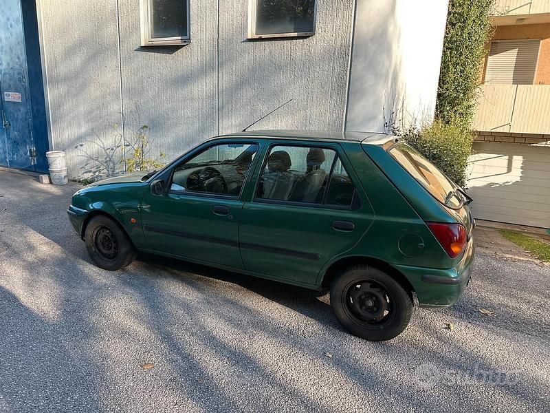 Usata Mazda 121 1998 Verde Berlina