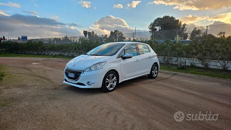 Usata Peugeot 208 Allure 68 CV (50 kW) 2015 Bianco Utilitaria