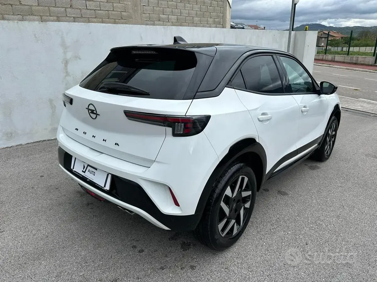 Usata Opel Mokka S 131 CV (96 kW) 2025 Arktis white tetto nero SUV