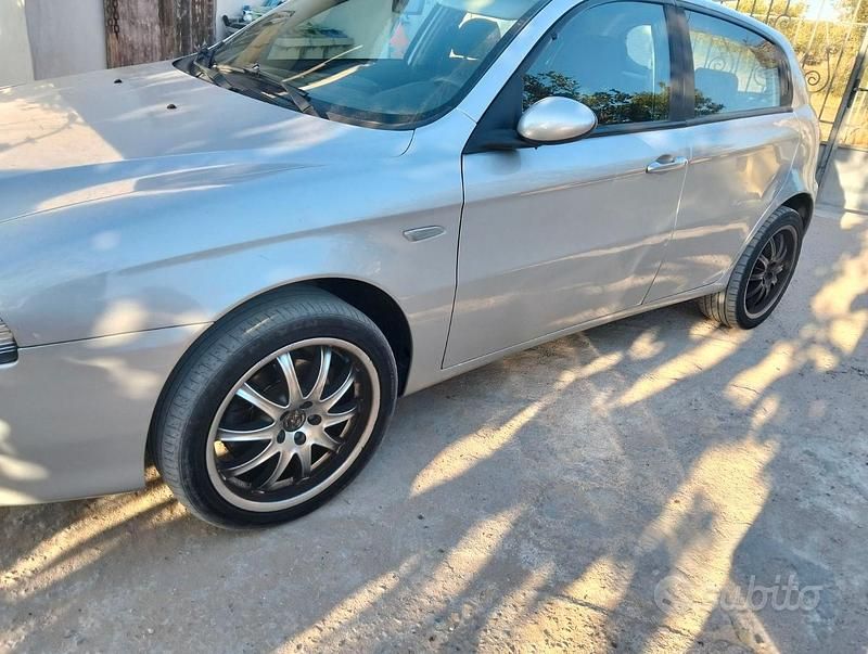 Usata Alfa Romeo 147 120 CV (88 kW) 2007 Grigio Utilitaria