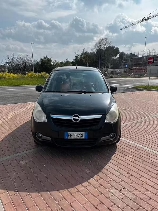 Usata Opel Agila 86 CV (63 kW) 2010 Nero Utilitaria
