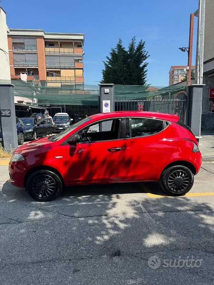 Gebraucht Lancia Ypsilon 80 PS (58 kW) 2018 Rot Kleinwagen