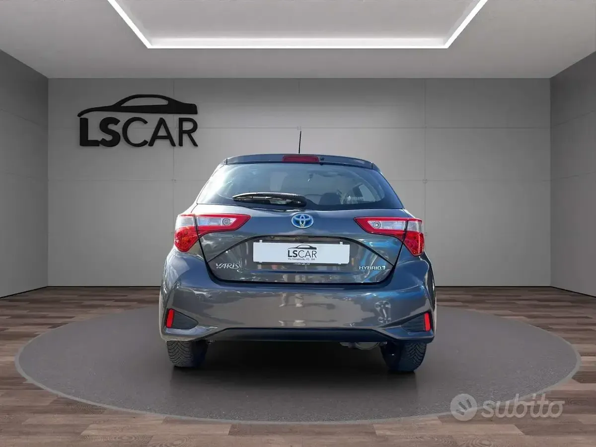 Usata Toyota Yaris Hybrid Active 73 CV (53 kW) 2018 Grigio Berlina